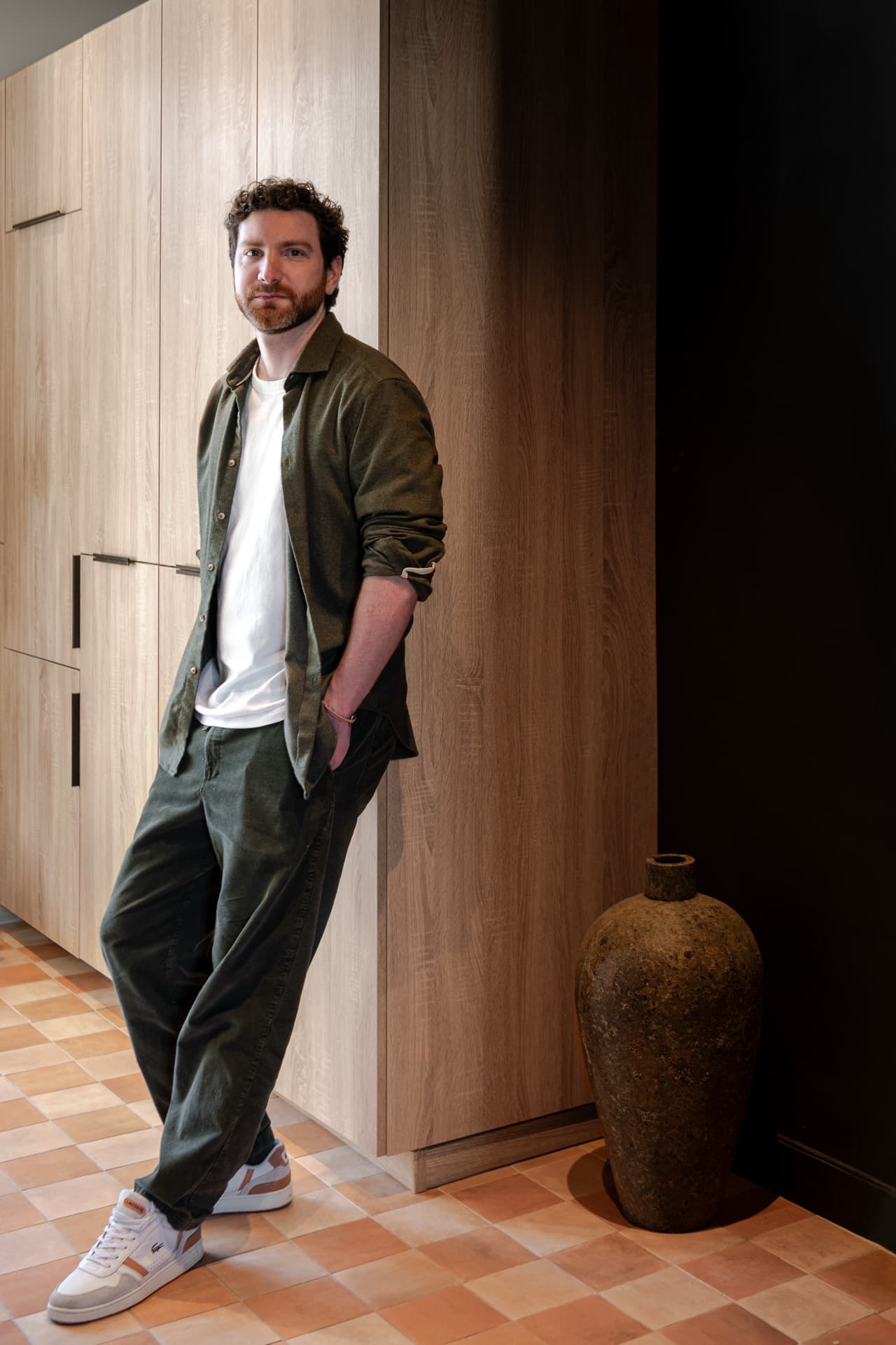 Portrait d'Eliott Lesongeur, fondateur et architecte d'intérieur de Studio Songe