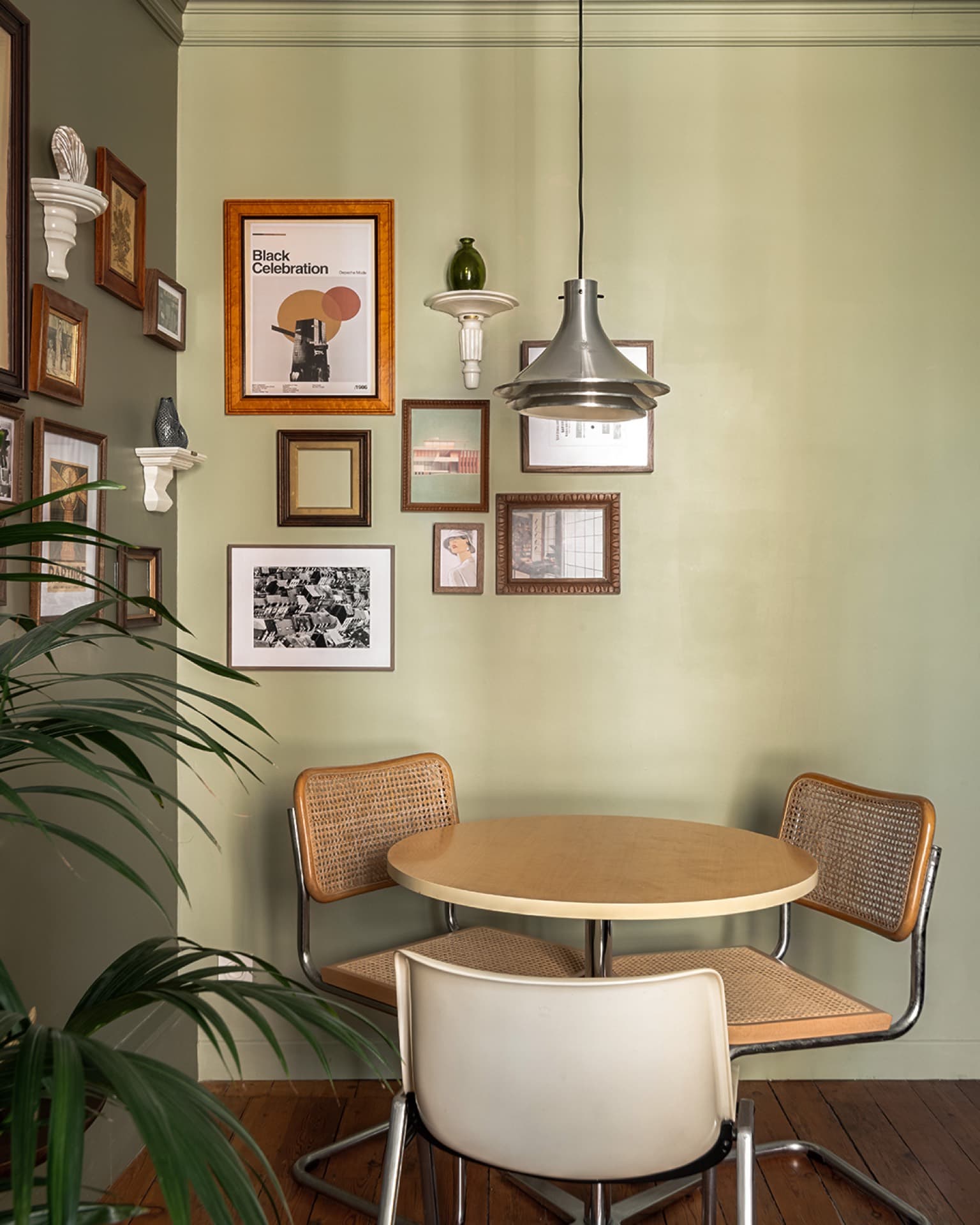 Espace repas et table dans un appartement rénové à Dinard par Studio Songe