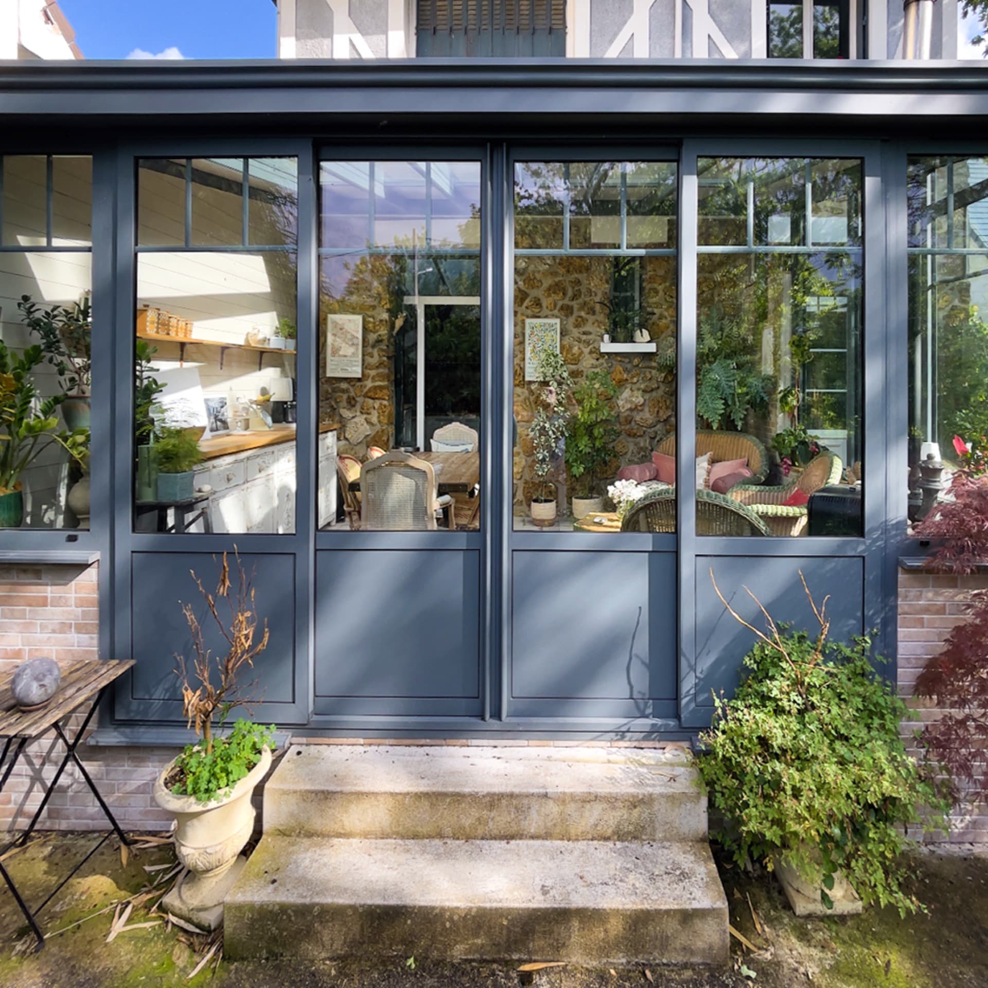 Façade arrière et extension d'une maison de 1930 rénovée à Fontainebleau par Studio Songe