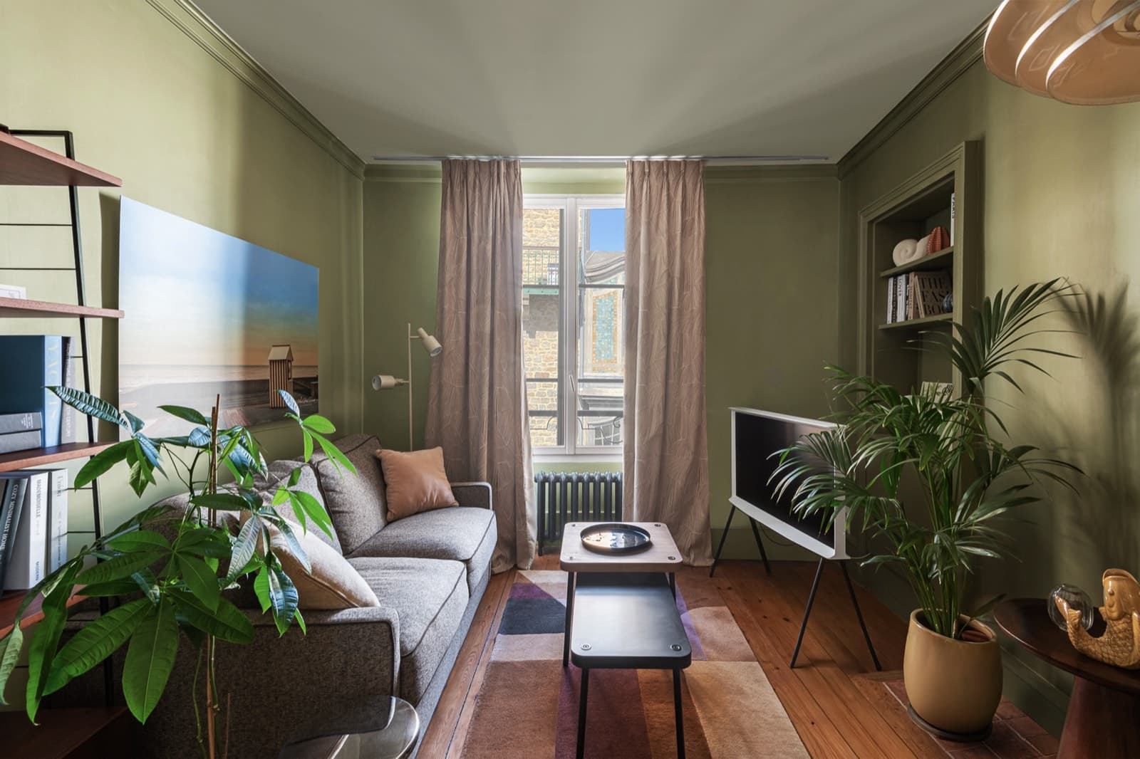 Salon d'un appartement rénové à Dinard, en bord de mer, par Studio Songe