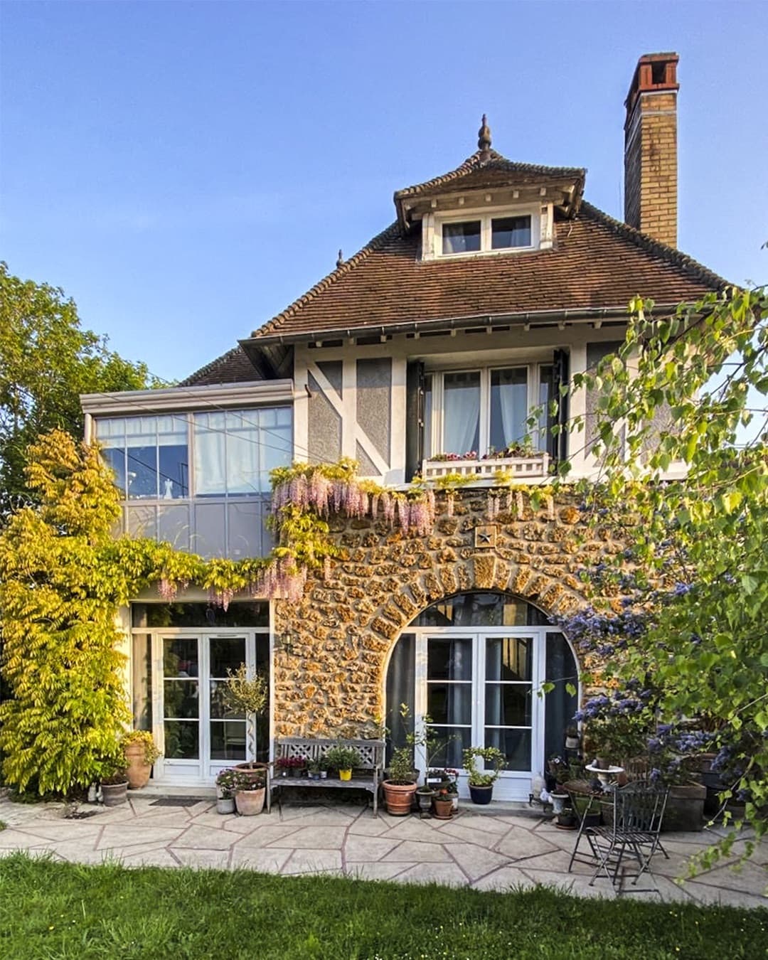 Façade extérieure d'une maison des années 1930 à Fontainebleau, réalisation Studio Songe