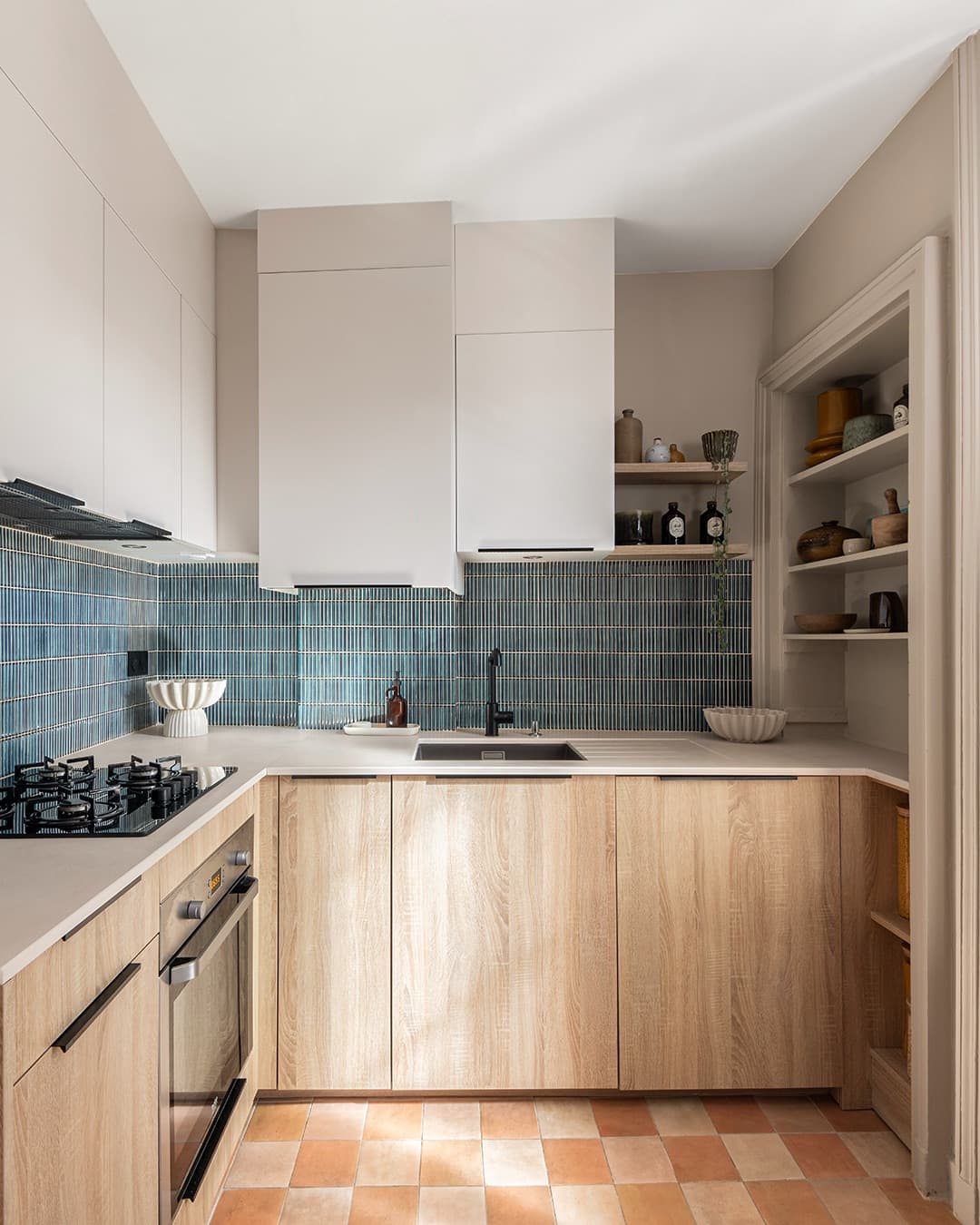 Cuisine de l'appartement rénové à Dinard par Studio Songe