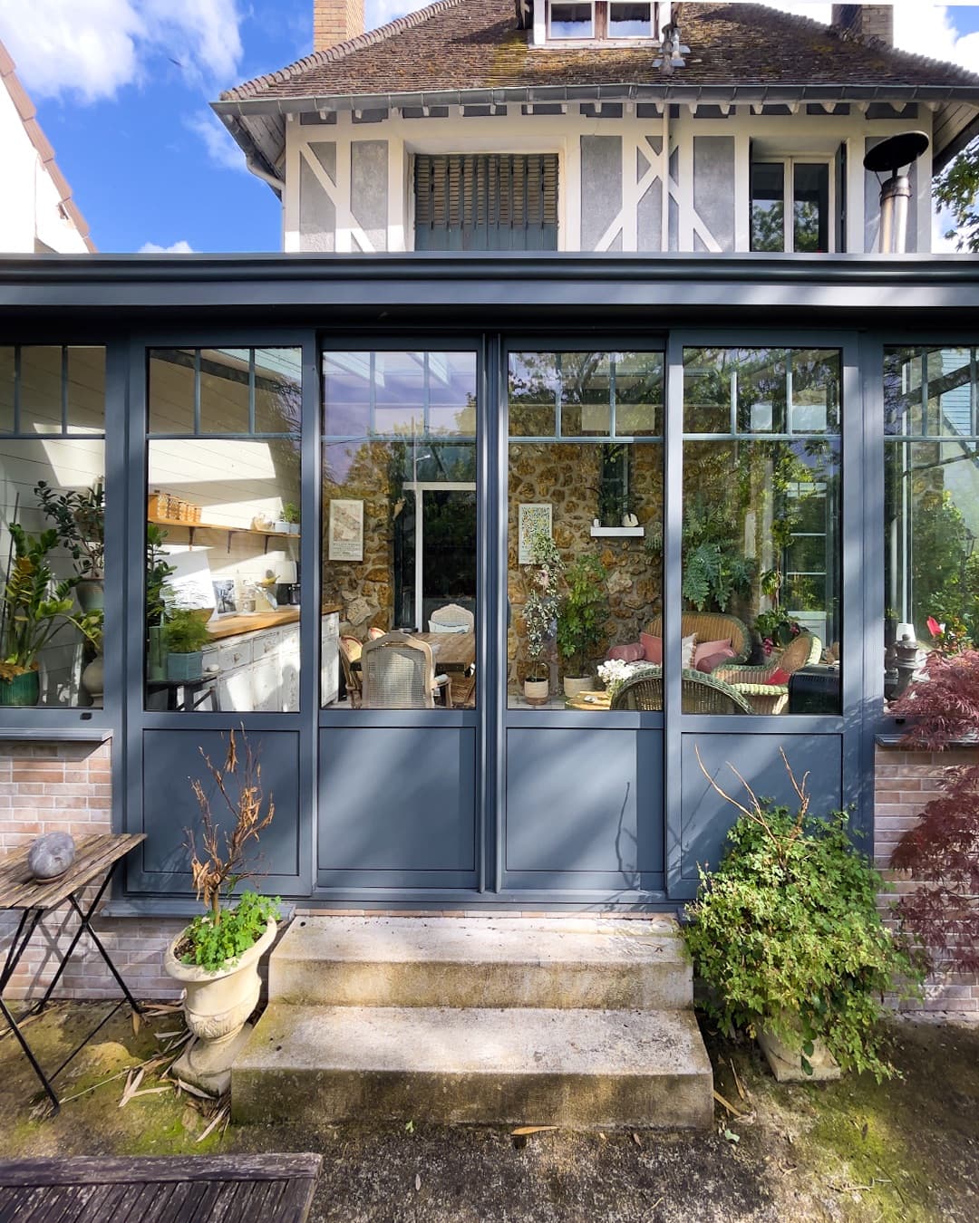 Façade arrière de la maison avec son extension véranda, Fontainebleau par Studio Songe