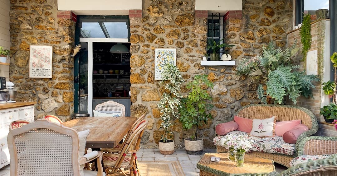Véranda vitrée en extension d'une maison des années 1930 à Fontainebleau, réalisation Studio Songe
